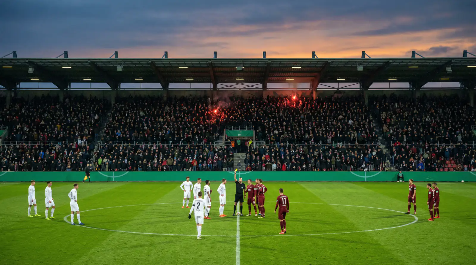 Bundesliga Relegation — Spielszene beim entscheidenden Rückspiel zwischen Erst- und Zweitligist