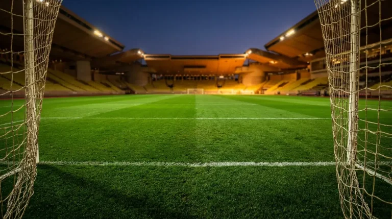 Fußballtor mit Tornetz in Nahaufnahme auf einem Bundesliga-Spielfeld bei Flutlicht